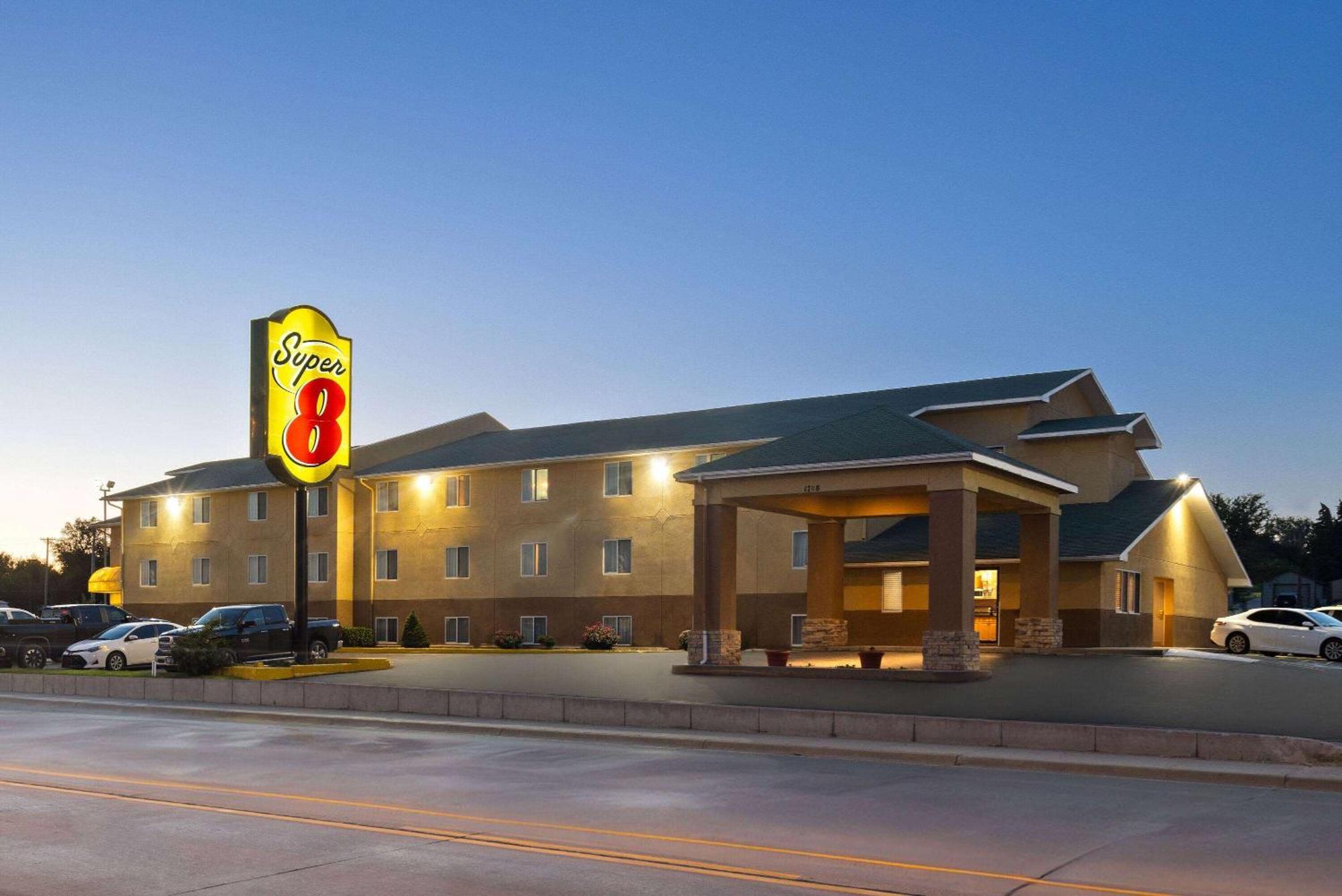 Super 8 By Wyndham Dodge City Exterior photo